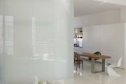 Фото 19 Стеклянные перегородки в квартире (50 фото): как создать прозрачную стену