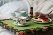 Фото 4 Столик для завтрака в постель (45 фото): практично, удобно, универсально