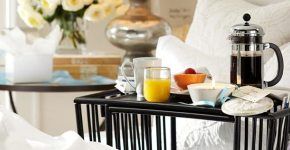 Столик для завтрака в постель (45 фото): практично, удобно, универсально фото