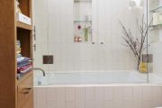 Фото 7 Стеклянные шторки для ванной: что нужно знать при выборе и 50 избранных дизайнерских решений