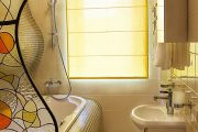 Фото 1 Стеклянные шторки для ванной: что нужно знать при выборе и 50 избранных дизайнерских решений