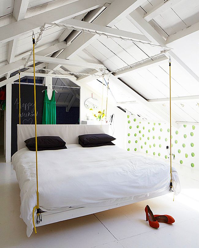 Визуально подвесная кровать словно парит над поверхностью комнаты