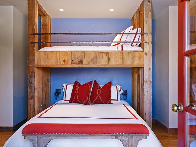 Стильная деревянная двухэтажная кровать в спальне взрослых 