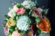 Фото 33 Цветы из гофрированной бумаги своими руками: лучшие мастер-классы и советы по декору