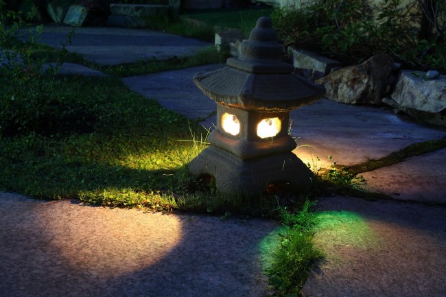 Светильник на солнечных батареях садовый уличный. Неизменно популярные садовые светильники - в виде сказочных фигурок. Несмотря на простой вид, они могут быть со сложной "начинкой" - сенсором движения, приближения и так далее