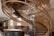 Фото 1 Деревянные лестницы на второй этаж в частном доме: 90+ фото лучших проектов и советы экспертов