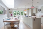 Фото 1 Белая кухня в интерьере: 75+ роскошных классических интерьеров и лучшие цветовые сочетания с белым