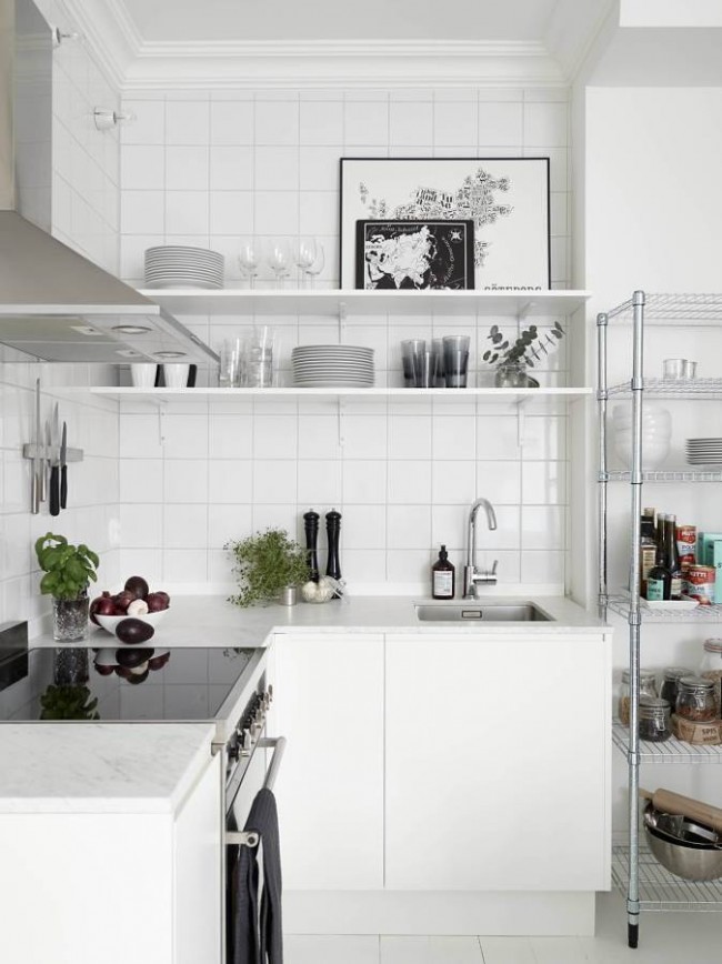 Современная кухня не требует огромного количества шкафчиков, достаточно пары полочек на стене и открытых полок для крупной посуды