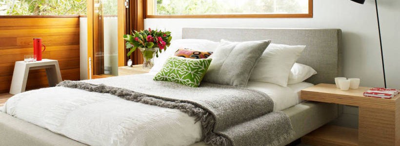 Прикроватные тумбочки: 60 идей подчеркиващих шарм вашей спальни