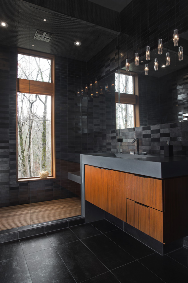 Дизайн маленькой ванной комнаты в черном цвете с коричневыми акцентами