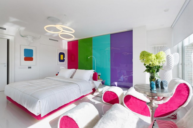 Яркий разноцветный шкаф-купе в современной спальне