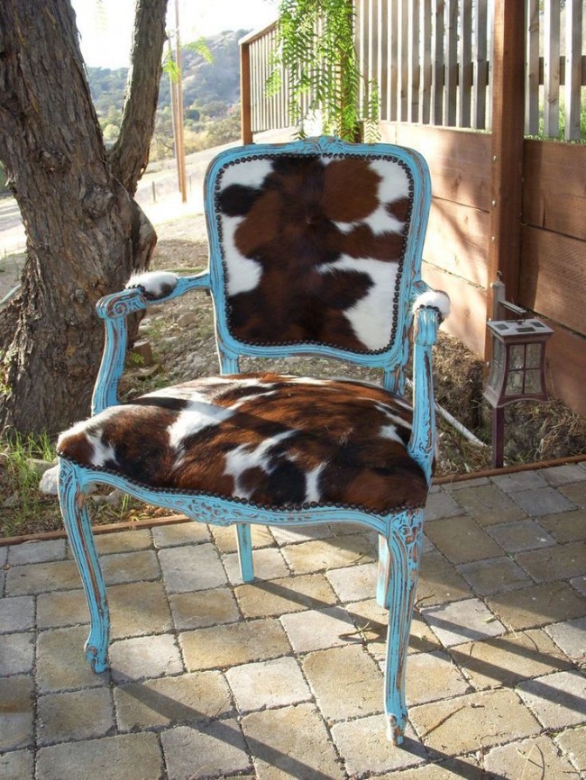 Обивка из телячьей шкуры на стульчике в стиле прованс
