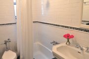 Фото 8 Угловой карниз для ванны: особенности выбора и 75+ функциональных и стильных воплощений