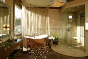 Фото 25 Угловой карниз для ванны: особенности выбора и 75+ функциональных и стильных воплощений