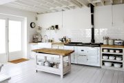 Фото 10 Белая кухня с деревянной столешницей: 70 лучших реализаций в стиле контемпорари, кантри и минимализм