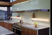 Фото 27 Светодиодная подсветка для кухонных шкафов: как выбрать, особенности монтажа и 65 универсальных идей