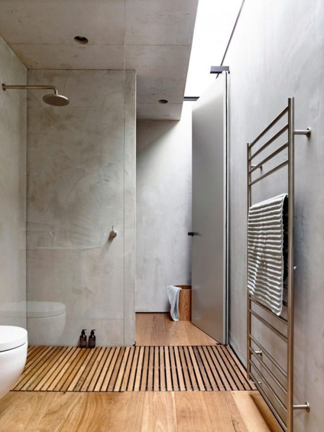 Ванную комнату лофт смягчит деревянное напольное покрытие