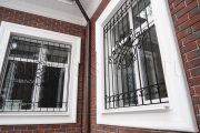 Фото 27 Решетки на окна для дачи: выбор оптимальной конструкции и 70 наиболее элегантных и безопасных вариантов