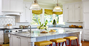 Короткие шторы на кухню: 75+ утонченных интерьерных решений для кухни и столовой зоны фото