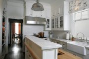 Фото 18 Короткие шторы на кухню: 75+ утонченных интерьерных решений для кухни и столовой зоны