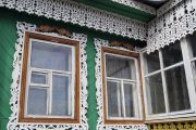 Фото 2 Наличник на окна в деревянном доме: декоративное украшение фасада и 70+ оригинальных примеров