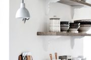 Фото 31 Полки на кухню: смарт-организация кухонного пространства и 75 решений, в которых все на своих местах