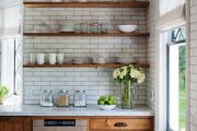 Фото 2 Полки на кухню: смарт-организация кухонного пространства и 75 решений, в которых все на своих местах