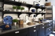 Фото 21 Полки на кухню: смарт-организация кухонного пространства и 75 решений, в которых все на своих местах