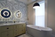 Фото 22 Белая мозаика в ванной комнате: 80+ интерьерных воплощений цветового пуризма и чистоты
