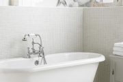 Фото 36 Белая мозаика в ванной комнате: 80+ интерьерных воплощений цветового пуризма и чистоты