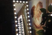 Фото 18 Гримерное зеркало с лампочками: 75 элегантных идей для гардеробной, спальни и ванной