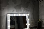 Фото 35 Гримерное зеркало с лампочками: 75 элегантных идей для гардеробной, спальни и ванной