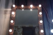 Фото 41 Гримерное зеркало с лампочками: 75 элегантных идей для гардеробной, спальни и ванной