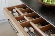 Фото 4 Лоток для столовых приборов в ящик: выбираем идеальный органайзер на кухню