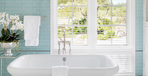 Стеклянная плитка для кухни и ванной: как придать интерьеру легкости и невесомости фото