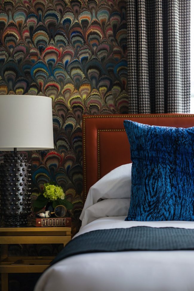 Красивая синяя диванная подушка поможет подчеркнуть выбранный стиль