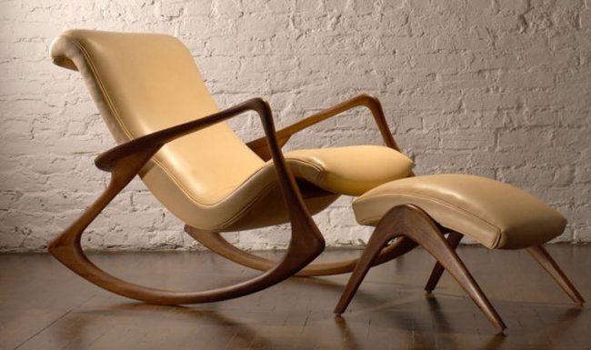 Прекрасное сочетание дерева и кожи в дизайне кресла-качалки с подставкой для ног