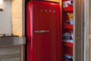 Фото 22 Цветные холодильники: яркие акценты против серой обыденности на кухне