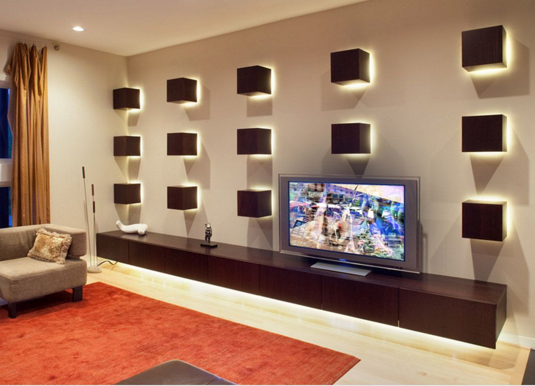 Включи телевизор в зале. Телевизор на стене. Декорирование стены с телевизором. Телевизор на стене в гостиной. Полки над телевизором.