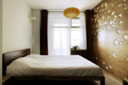 Фото 5 Ламинат на стене в спальне: 80 уютных вариантов отделки для минималистичных интерьеров