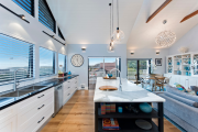 Фото 45 Дизайн кухни с выходом на балкон: лучшие идеи планировки, утепление и выбор функциональной мебели