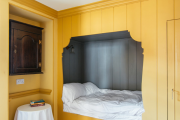 Фото 21 Теплая охра, сочный лимон и цитрин: 100+ идей дизайна интерьера спальни в желтых тонах