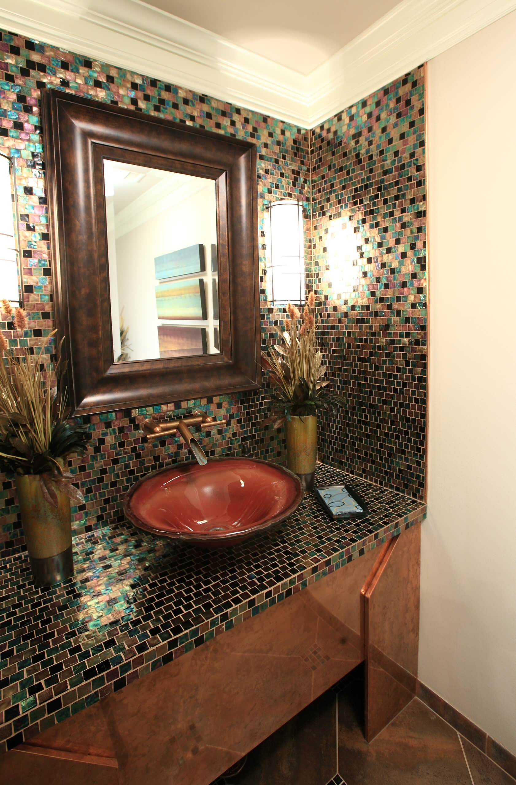 Мозаику убрали. Столешница в ванную из мозаики. Столешница из мозаики в ванной. Столешница из мозаики ванная. Мозаика в интерьере ванной комнаты.