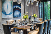 Фото 9 Свет гастрономии: обзор стильных кухонных интерьеров с люстрой над обеденным столом