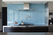 Фото 24 Зеркало в кухонном интерьере: секреты визуального расширения кухни