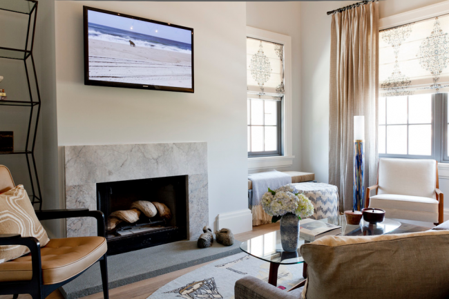 Телевизор над камином в дизайне гостиной