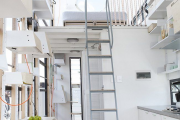 Фото 5 Полки на потолке: как сэкономить полезное пространство в квартире? Идеи и советы