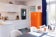 Фото 30 Курс на винтажность: обзор стильных ретро-холодильников для кухонного интерьера