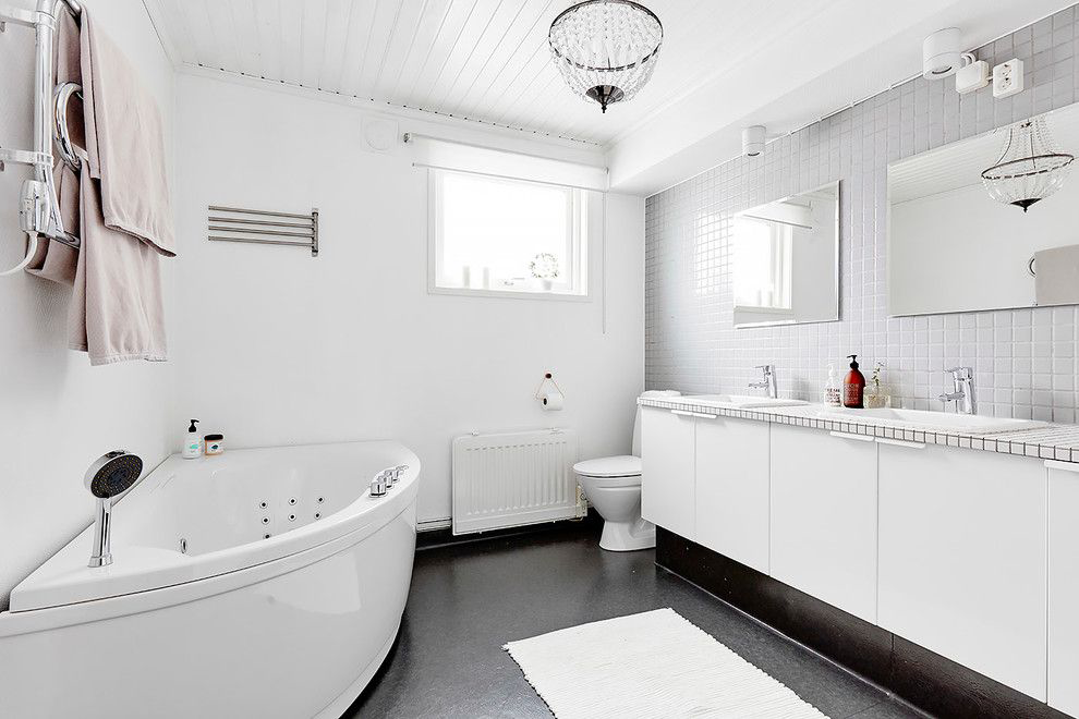 Ванны белые цена. Ванная в белом стиле. Белая ванная комната. Ванная в скандинавском стиле. Угловая ванная в скандинавском стиле.