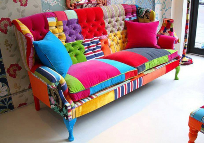 Необычная яркая расцветка дивана в эклектичном стиле
